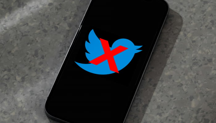 Le logo de Twitter est barré par le logo de X.